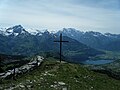 Blick nach Süd-Westen in Richtung Glarner Alpen, Amden und Walensee; das Gipfelkreuz markiert nicht den höchsten Punkt des Berges