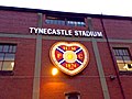 Das Wappen der Hearts auf der Fassade des Tynecastle Park