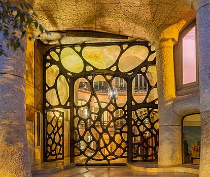 Споредни улаз у Кућу Мила (кат. Casa Milà), познату и под називом Ла Педрера. Кућа Мила је дело архитекте Антонија Гаудија и налази се у самом центру Барселоне. УНЕСКО је Педреру прогласио светском баштином