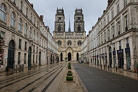 Rue de Jeanne d'Arc, devant cathédrale Ste-Croix