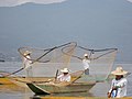 Pescadores en el lago.