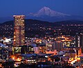 La U.S. Bancorp Tower con Mount Hood al fondo