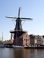 Dagjesmensen bezoeken de molen, 2005