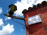 Cartel señalizando la Calle de los Suspiros.