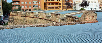 Troneras en muralla cóncava del flanco oeste