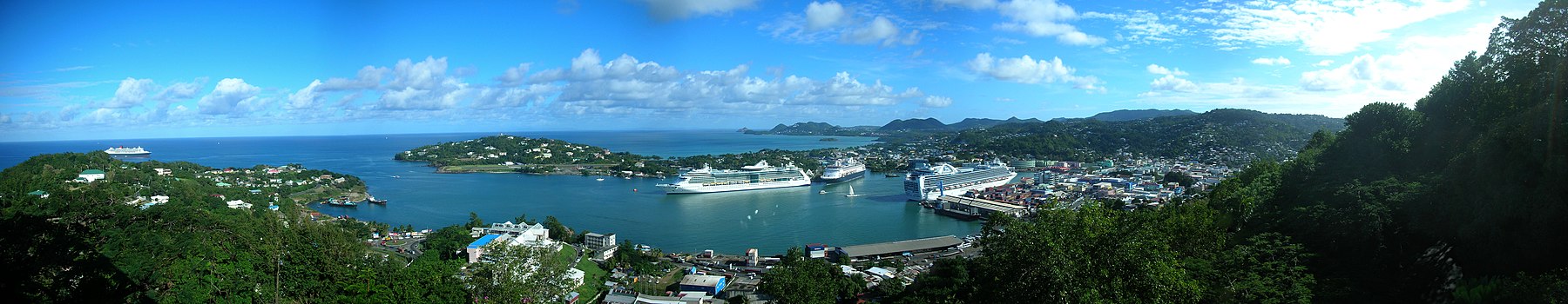 Panoramatická fotografia mesta Castries, hlavného mesta ostrovného štátu Svätá Lucia