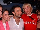 Tarkan 2006-ban magyar rajongókkal körülvéve