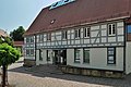 Deutsch: Gemeindebibliothek in Hemmingen in Baden-Württemberg. Historischer Ortsrundgang Hemmingen Nr. 17. Die Infotafel am Haus sagt: ' Im 17./18. Jh. als Wohnhaus des 1. Kellerei- oder Vogthofs erbaut, einem Erblehen des Herzogs von Württemberg; sog. Schulzenhaus, da Besitz der Schultheißenfamilie Schmid, 18. und erste Hälfte 19. Jh. auch Wirtshaus. Seit 1987 Eigentum der Gemeinde, seit 2001 Gemeinde Bibliothek.' English: Municipal library in Hemmingen in the German Federal State Baden-Württemberg.