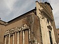 Le tre colonne rimaste del tempio sono state inglobate nella facciata.