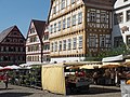 Deutsch: Wochenmarkt am Leonberger Marktplatz. Das gelbe Fachwerkhaus rechts ist das Leonberger Rathaus. English: Weekly market Leonberg, German Federal State Baden-Württemberg. The yellow timber framed building on the right is the city hall.