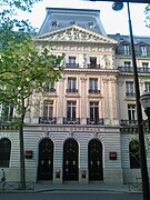 L'entrée principale, située boulevard Haussmann.