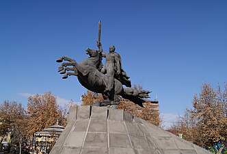 La statue équestre d'Andranik Ozanian par Chiraz au centre d'Erevan.