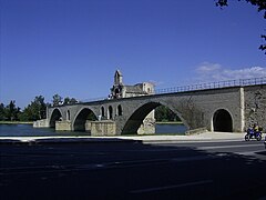 Vue rapprochée du pont et de la chapelle.