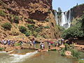 Cascata sullo sfondo