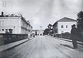 English: View along Tsarskoselsky (nowadays Lenin) avenue to the Izhorsky Zavod plant office. 1910 Русский: Вид на заводоуправление Ижорского завода в створе Царскосельского проспекта (теперь проспект Ленина). 1910 год