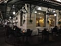 le café La Terrasse au coin nord-ouest de l'hôtel