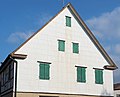 Deutsch: Weiß gestrichene Blechplattenverkleidung an einem Haus im Hohlweg in Eberdingen (Baden-Württemberg). English: Sheet metal plates facade in Eberdingen (Baden-Württemberg, Germany).