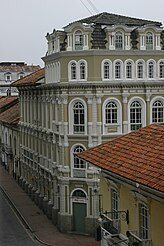 Prédio com teto, janelas emolduradas e ornamentos franceses