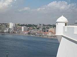 De hoofdstad Luanda vanuit het São Miguel-fort.