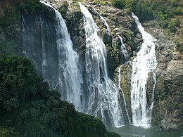 À Shivanasamudram, le fleuve descend violemment du Deccan en divers chutes d'eau impressionnantes et reprend son caractère torrentueux.