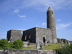 Kirche und Rundturm in Turlough