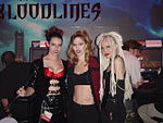 Trois cosplays officiels de plusieurs clans issus de Bloodlines lors de l'E3 2003.