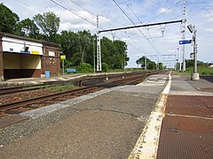 La gare et les voies vues en direction de Paris.