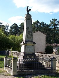 Lo monument deus mòrts, près de la glèisa (agost 2014).