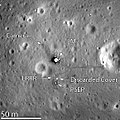 Il sito d'atterraggio dell'Apollo 11: sono visibili alcuni strumenti lasciati da Armstrong e Aldrin e le scie delle loro passeggiate (in scuro)