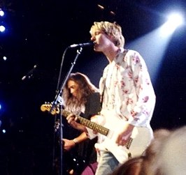 Krist Novoselic (links) en Kurt Cobain met Nirvana op de MTV Video Music Awards in 1992