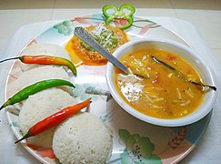 Sambar disajikan dengan idli.