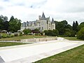 Le château de Kervoazec vu depuis sa piscine.