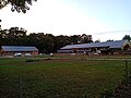 Le centre équestre avec le nouveau hangar