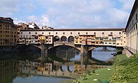 Le Ponte Vecchio entre la rive de l'Oltrarno et les quais Lungarno