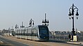 Ein Citadis 402 der Linie C auf Ausrückfahrt zur Haltestelle Porte de Bourgogne auf der Brücke Pont de Pierre