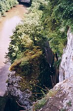 Vue sur le passage le plus étroit de la rue menant à l'unique accès du site.