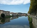 La rivière Salat traversant la ville avec à gauche le château des vicomtes du Couserans[92].