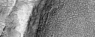 Polígonos de centro alto. La imagen es de la parte superior de un derrubio frontal en Deuteronilus Mensae. Imagen por HiRISE y su programa HiWish