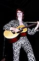 Лондонец Дэвид Боуи (1947—2016) во время тура Ziggy Stardust Tour 1972-73 года. Концерт этого тура в Детройте вдохновил его 14-летнюю фанатку Мадонну Чикконе, будущего «хамелеона поп-музыки»[28][30].