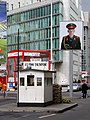 Checkpoint Charlie in Blickrichtung Ostberlin im Jahr 2004