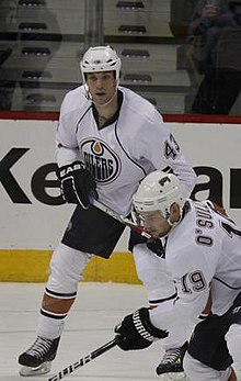 Photographie de Strudwick avec le chandail blanc des Oilers