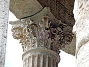 Chapiteau corinthien, originaire de Sicile (IVe / IIIe siècle AEC). Temple de Vesta (Tivoli), Ier siècle AEC[192].