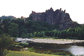 El pueblu d'Arlempdes, sobre unos peñascos, asomándose al ríu Ficheru:Goudet,