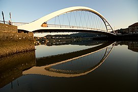 Puente peatonal sobre la ría