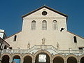 Façade de la cathédrale romane.