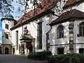 Deutsch: Die Südseite der evangelischen Laurentiuskirche in Hemmingen in Baden-Württemberg, mit Portal und Treppenturm. Historischer Ortsrundgang Hemmingen Nr. 4. Infotafel am Haus sagt: 'Bereits um 900 wird eine Kirche in Hemmingen erwähnt. Westturm 13. Jh. (?), vermutlich Teil der Wehranlage, um 1350 gotischer Chor mit Strebepfeilern, um 1520 Anbau der Sakristei. Seit 1559 evangelische Pfarrkirche. 1582/1600 Erweiterung des Schiffs nach Süden, 1600 Portalvorbau und Treppenturm. 1785 Schiff nach Norden erweitert und Dach erhöht. 1856 Turm oben abgekantet und mit Laterne versehen.' English: The protestant Saint Lawrence Church in Hemmingen in the German Federal State Baden-Württemberg.