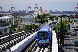 咲洲を行くニュートラムの車両200系