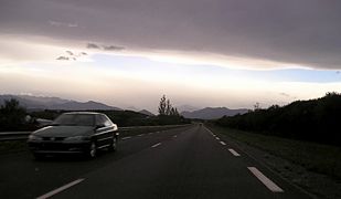 Régime de foehn dans les Pyrénées caractérisé par une bande de ciel bleu (le trou de fœhn) puis, en aval du phénomène, des nuages « soufflés » traduisant un vent puissant.