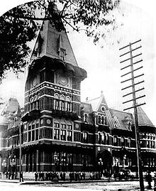 Un bâtiment de style Victorien avec une tour carrée