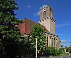 Blick auf das Kirchenschiff mit dem markanten Turm